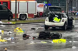 Ein Kinderwagen liegt nach dem Anschlag auf der Stra&szlig;e, ein zweij&auml;hriges Kind starb. (Archivbild) - &copy; Christoph Trost/dpa