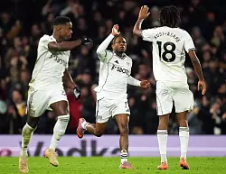 Der FC Fulham holte nach einer spektakulären Aufholjagd gegen Manchester City fast noch einen 1:5-Rückstand auf. - © Kirsty Wigglesworth/AP/dpa