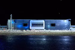 Der Bus kam auf der Seite zum liegen. - © Michael Ukas/dpa