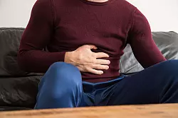 Uff, Gans und Kn&ouml;del liegen schwer im Magen! So verlockend das Sofa nun auch ist - ein Spaziergang kommt der Verdauung nun mehr entgegen. - &copy; Christin Klose/dpa-tmn