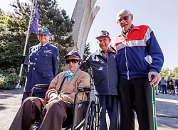 Auch Veteranen nehmen am Festakt in Berlin-Tempelhof teil. - &copy; Carsten Koall/dpa