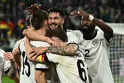 Im Mittelpunkt der Jubeltraube: Tim Kleindienst nach seinem Tor zum 3:0. - © Bernd Thissen/dpa