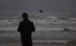 Nicht gerade gem&uuml;tliches Strandwetter auf Mallorca, aber ideale Bedingungen f&uuml;r Kitesurfer. - &copy; Clara Margais/dpa