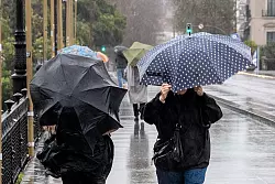 Sogar in Sevilla in Andalusien, wo im Sommer oft Hitze von um die 40 Grad herrscht, mussten sich die Menschen warm anziehen. - &copy; Eduardo Briones/EUROPA PRESS/dpa