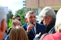 Der tschechische Milliard&auml;r und Gr&uuml;nder der Partei ANO, Andrej Babis, bei einem Wahlkampfauftritt im Prager Stadtteil Modrany. (Archivbild) - &copy; Michael Heitmann/dpa
