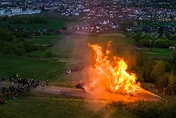 Beim Osterritual zur Begr&uuml;&szlig;ung des Fr&uuml;hling gibt es auch ein Osterfeuer. - &copy; Christoph Reichwein/dpa