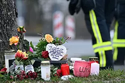 Mit einer Trauerfeier nehmen Angehörige der getöteten zwölfjährigen Luise aus Freudenberg Abschied von dem Mädchen. - © Federico Gambarini/dpa