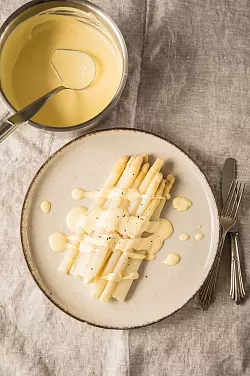 Selbstgemacht ist besser: Hausgemachte Hollandaise enth&auml;lt weniger Zusatzstoffe als Fertigso&szlig;en. - &copy; Christin Klose/dpa-tmn