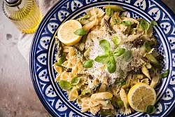 Schnelles - und vor allem schmackhaftes - Abendessen: angebratener Spargel mit Pasta, Zitrone, Knoblauch, Basilikum und Parmesan. - &copy; Christin Klose/dpa-tmn