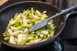 Gr&uuml;ner Spargel enth&auml;lt etwas mehr Vitamin C und Fols&auml;ure als die wei&szlig;e Variante. - &copy; Christin Klose/dpa-tmn