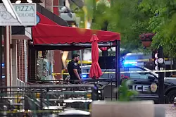 Die Gegend um den Tatort wurde weiträumig abgesperrt. - © David Zalubowski/AP/dpa