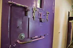 Hinter dieser Tür könnte bald schon ein Straftäter aus Schweden sitzen. - © Alexander Welscher/dpa