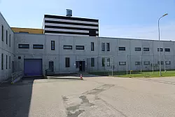 Blick auf die Haftanstalt. - © Alexander Welscher/dpa