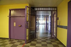 Mit seinen bunten Farben wirkt die Haftanstalt wie eine Art Hostel mit Schloss. - © Alexander Welscher/dpa