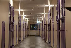 Ein Gefängnistrakt in Tartu, in dem schon bald Straftäter aus Schweden einsitzen könnten. - © Alexander Welscher/dpa