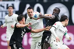 Kampf um jeden Ball im Borussia-Park. - &copy; Marius Becker/dpa