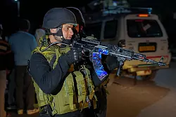 Indische Polizisten kontrollieren Straßen im Süden Kaschmirs, nachdem dort Angreifer wahllos das Feuer auf Touristen eröffnet haben. (Foto aktuell) - © Dar Yasin/AP/dpa