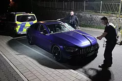 Polizeibeamte sichern Spuren am Tatwagen. - &copy; David Young/dpa