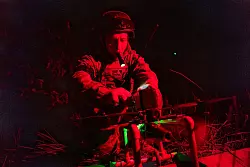 Ein ukrainischer Soldat schaltet eine Drohne nahe Charkiw ein. Im Krieg gegen Russland spielen Drohnen eine immer wichtigere Rolle. - &copy; Evgeniy Maloletka/AP/dpa