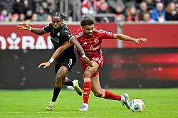 Zweikampf zwischen F&uuml;rths Noel Futkeu (links) und Fortunas Elias Egouli. - &copy; Anke Waelischmiller/dpa