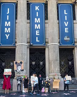 Gegen die Absetzung von Kimmels US-Talkshow gab es Demonstrationen. (Archivfoto) - &copy; Lela Edgar/SOPA Images via ZUMA Press Wire/dpa