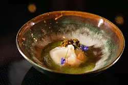 Johannes Gehrich serviert zu seiner Schneekrabben-Kreation eine Staudensellerie-Vinaigrette. - © Christin Klose/dpa-tmn