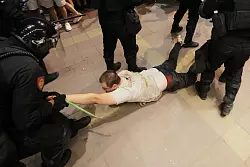 Die Proteste gegen die Regierung eskalieren. (Archivbild) - &copy; Darko Vojinovic/AP/dpa