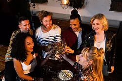 In Familie, unter Kollegen oder Freunden: An Geburts- und Festtagen, zu Jubil&auml;en oder Silvester g&ouml;nnt man sich sprudelnden Schaumwein. - &copy; DWI/deutscheweine.de/dpa-tmn