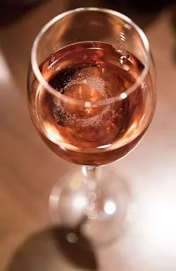 In einem Glas mit Cr&eacute;mant-Ros&eacute; aus dem Elsass sprudeln die Bl&auml;schen wie an einer Perlenkette. Cr&eacute;mant gibt es vor allem in Frankreich, darf nach EU-Recht aber auch in anderen L&auml;ndern produziert werden. - &copy; Andrea Warnecke/dpa-tmn