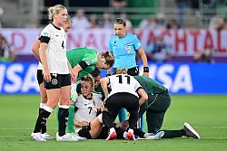 Für Kapitänin Giulia Gwinn ging es nach einer Rettungsaktion nicht weiter - © Sebastian Gollnow/dpa