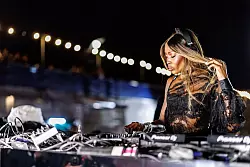 Fr&uuml;her stand sie auf dem Laufsteg, jetzt am DJ-Pult. - &copy; Matthias Balk/dpa