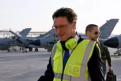 Wüst zeigte sich beeindruckt von der Arbeit der Soldaten mitten in der Wüste. - © Wolf von Dewitz/dpa