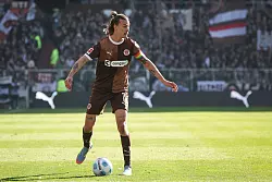 Ein Bild aus der vergangenen Saison: St. Paulis Kapitän Jackson Irvine möchte bald wieder spielen. - © Christian Charisius/dpa