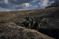 Ukrainische Soldaten feuern auf russische Stellungen an der Frontlinie in der N&auml;he von Bachmut. - &copy; Libkos/AP