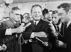 Willy Brandt stellte 1969 in seiner ersten Regierungserkl&auml;rung die Absenkung des Vollj&auml;hrigkeitsalters in Aussicht. (Archivbild) - &copy; dpa
