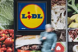Der Discounter Lidl warb im Mai im Zusammenhang mit einer gro&szlig;en Werbekampagne mit dem Slogan &laquo;gr&ouml;&szlig;te Preissenkung aller Zeiten&raquo;. - &copy; Marijan Murat/dpa
