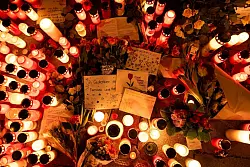 Kerzen und Blumen in der Nähe des Tatorts. - © Pia Bayer/dpa