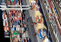 Die deutschen Exporte sind im November kräftig gewachsen (Archivbild). - © Bernd Thissen/dpa