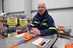 THW-Teamleader Peter Benz mit Leichtmetallkisten f&uuml;r die Ausr&uuml;stung. (Foto Produktion) - &copy; Federico Gambarini/dpa