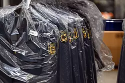 Im Hildener Logistikzentrum wird die Ausr&uuml;stung f&uuml;r alle rund 88.000 THW-Ehrenamtler gelagert. (Foto Produktion) - &copy; Federico Gambarini/dpa