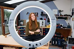 Mit 120.000 Follower:innen auf Instagram ist Sandra Hunke eine der erfolgreichsten Handwerks-Influencer:innen in Deutschland. - © Friso Gentsch/dpa