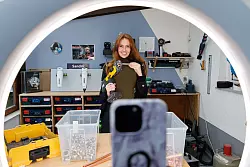 Influencerin Sandra Hunke: Durch ihren Social Media-Auftritt werden jüngere Menschen aufmerksam auf Handwerks-Berufe. - © Friso Gentsch/dpa