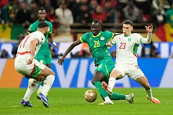 Marokkos Bilal El Khannouss (r) und Senegals Pape Gueye lieferten sich mit ihren Teams ein intensives Finale. - &copy; Mosa\\\'ab Elshamy/AP/dpa