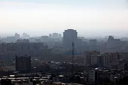 Schuld sind der dichte Verkehr, veraltete Fahrzeuge und Kraftwerke mit hohen Emissionen. - © Aref Taherkenareh/dpa