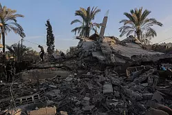 Angriffe des israelischen Militärs auf Ziele der Hamas zogen weitere Zerstörungen nach sich wie hier in Deir al-Balah im mittleren Gazastreifen. - © Omar Ashtawy/APA Images via ZUMA Press Wire/dpa