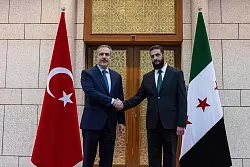Syriens Islamistenführer Ahmed al-Scharaa (r.) empfing in Damaskus den türkischen Außenminister Hakan Fidan. - © Uncredited/Turkish Foreign Ministry Press Service/AP/dpa