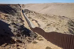 Die Grenzmauer zwischen Ciudad Juárez und dem US-Bundesstaat Texas. - © David Peinado/dpa