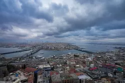 Blick auf das von schweren Beben heimgesuchte Istanbul. - © Emrah Gurel/AP/dpa