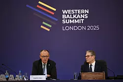 Merz konkretisierte seinen Aussagen bei einer Pressekonferenz in London. - &copy; Chris Ratcliffe/PA Wire/Pool/dpa