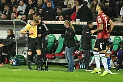 Hatte einige Probleme mit dem Headset: Schiedsrichter Martin Petersen. - &copy; Swen Pf&ouml;rtner/dpa